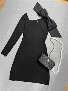 {{productViewItem.photos[photoViewList.activeNavIndex].Alt || productViewItem.photos[photoViewList.activeNavIndex].Description || 'Платье CHANEL'}}