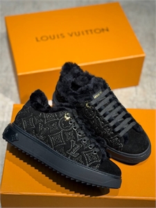 {{productViewItem.photos[photoViewList.activeNavIndex].Alt || productViewItem.photos[photoViewList.activeNavIndex].Description || 'Кроссовки LOUIS VUITTON'}}