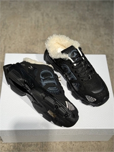 {{productViewItem.photos[photoViewList.activeNavIndex].Alt || productViewItem.photos[photoViewList.activeNavIndex].Description || 'Кроссовки DIOR'}}