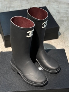 {{productViewItem.photos[photoViewList.activeNavIndex].Alt || productViewItem.photos[photoViewList.activeNavIndex].Description || 'Сапоги CHANEL'}}