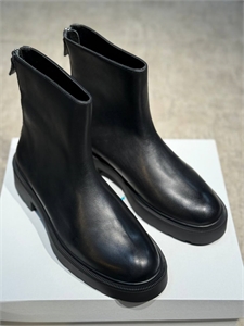 {{productViewItem.photos[photoViewList.activeNavIndex].Alt || productViewItem.photos[photoViewList.activeNavIndex].Description || 'Ботинки THE ROW'}}