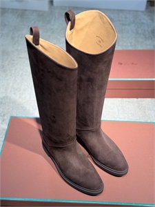 {{productViewItem.photos[photoViewList.activeNavIndex].Alt || productViewItem.photos[photoViewList.activeNavIndex].Description || 'Сапоги  LORO PIANA'}}