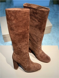 {{productViewItem.photos[photoViewList.activeNavIndex].Alt || productViewItem.photos[photoViewList.activeNavIndex].Description || 'Сапоги GIANVITO ROSSI'}}