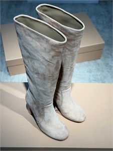 {{productViewItem.photos[photoViewList.activeNavIndex].Alt || productViewItem.photos[photoViewList.activeNavIndex].Description || 'Сапоги GIANVITO ROSSI'}}