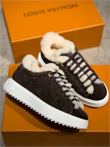 {{productViewItem.photos[photoViewList.activeNavIndex].Alt || productViewItem.photos[photoViewList.activeNavIndex].Description || 'Кроссовки LOUIS VUITTON'}}