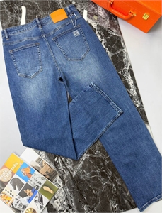 {{productViewItem.photos[photoViewList.activeNavIndex].Alt || productViewItem.photos[photoViewList.activeNavIndex].Description || 'Джинсы LOEWE'}}