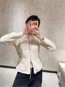 {{productViewItem.photos[photoViewList.activeNavIndex].Alt || productViewItem.photos[photoViewList.activeNavIndex].Description || 'Кардиган CHANEL'}}