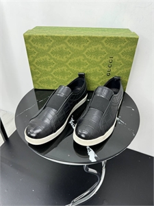 {{productViewItem.photos[photoViewList.activeNavIndex].Alt || productViewItem.photos[photoViewList.activeNavIndex].Description || 'Слипоны GUCCI из кожи крокодила'}}