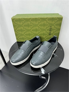 {{productViewItem.photos[photoViewList.activeNavIndex].Alt || productViewItem.photos[photoViewList.activeNavIndex].Description || 'Слипоны GUCCI из кожи крокодила'}}