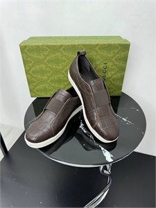 {{productViewItem.photos[photoViewList.activeNavIndex].Alt || productViewItem.photos[photoViewList.activeNavIndex].Description || 'Слипоны GUCCI из кожи крокодила'}}