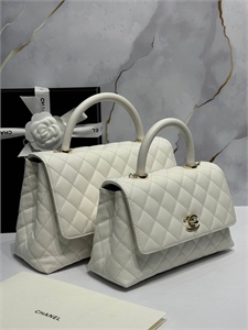 {{productViewItem.photos[photoViewList.activeNavIndex].Alt || productViewItem.photos[photoViewList.activeNavIndex].Description || 'Сумка CHANEL'}}