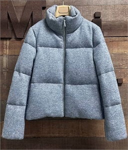 {{productViewItem.photos[photoViewList.activeNavIndex].Alt || productViewItem.photos[photoViewList.activeNavIndex].Description || 'Куртка BRUNELLO CUCINELLI'}}