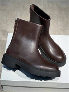 {{productViewItem.photos[photoViewList.activeNavIndex].Alt || productViewItem.photos[photoViewList.activeNavIndex].Description || 'Ботинки THE ROW'}}