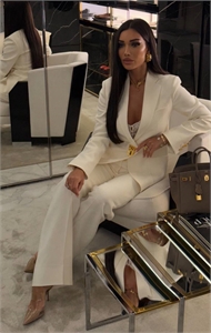 {{productViewItem.photos[photoViewList.activeNavIndex].Alt || productViewItem.photos[photoViewList.activeNavIndex].Description || 'Костюм Schiaparelli'}}