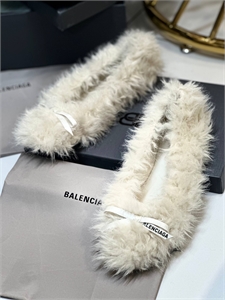 {{productViewItem.photos[photoViewList.activeNavIndex].Alt || productViewItem.photos[photoViewList.activeNavIndex].Description || 'Балетки BALENCIAGA'}}