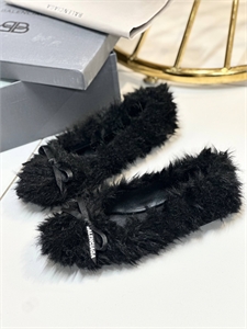 {{productViewItem.photos[photoViewList.activeNavIndex].Alt || productViewItem.photos[photoViewList.activeNavIndex].Description || 'Балетки BALENCIAGA'}}