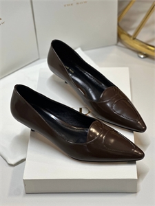 {{productViewItem.photos[photoViewList.activeNavIndex].Alt || productViewItem.photos[photoViewList.activeNavIndex].Description || 'Туфли THE ROW'}}