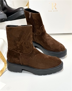 {{productViewItem.photos[photoViewList.activeNavIndex].Alt || productViewItem.photos[photoViewList.activeNavIndex].Description || 'Ботинки THE ROW'}}