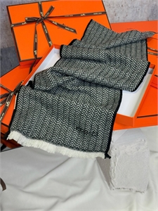 {{productViewItem.photos[photoViewList.activeNavIndex].Alt || productViewItem.photos[photoViewList.activeNavIndex].Description || 'Шарф HERMES'}}