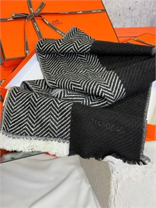 {{productViewItem.photos[photoViewList.activeNavIndex].Alt || productViewItem.photos[photoViewList.activeNavIndex].Description || 'Шарф HERMES'}}