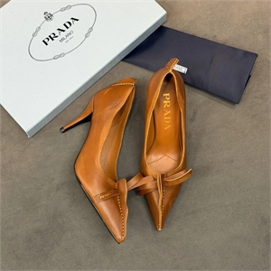 {{productViewItem.photos[photoViewList.activeNavIndex].Alt || productViewItem.photos[photoViewList.activeNavIndex].Description || 'Туфли PRADA'}}