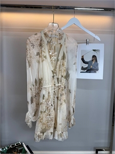 {{productViewItem.photos[photoViewList.activeNavIndex].Alt || productViewItem.photos[photoViewList.activeNavIndex].Description || 'Платье ZIMMERMANN'}}