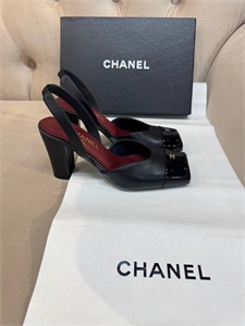 {{productViewItem.photos[photoViewList.activeNavIndex].Alt || productViewItem.photos[photoViewList.activeNavIndex].Description || 'Туфли CHANEL'}}
