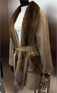 {{productViewItem.photos[photoViewList.activeNavIndex].Alt || productViewItem.photos[photoViewList.activeNavIndex].Description || 'Пальто LORO PIANA'}}