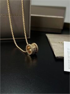 {{productViewItem.photos[photoViewList.activeNavIndex].Alt || productViewItem.photos[photoViewList.activeNavIndex].Description || 'Кулон BVLGARI'}}