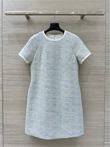 {{productViewItem.photos[photoViewList.activeNavIndex].Alt || productViewItem.photos[photoViewList.activeNavIndex].Description || 'Платье DIOR'}}