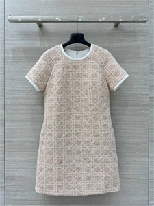 {{productViewItem.photos[photoViewList.activeNavIndex].Alt || productViewItem.photos[photoViewList.activeNavIndex].Description || 'Платье DIOR'}}