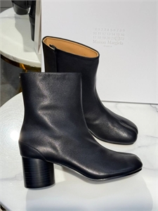 {{productViewItem.photos[photoViewList.activeNavIndex].Alt || productViewItem.photos[photoViewList.activeNavIndex].Description || 'Ботильоны MAISON MARGIELA'}}