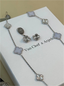 {{productViewItem.photos[photoViewList.activeNavIndex].Alt || productViewItem.photos[photoViewList.activeNavIndex].Description || 'Серьги Van Cleef'}}