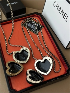 {{productViewItem.photos[photoViewList.activeNavIndex].Alt || productViewItem.photos[photoViewList.activeNavIndex].Description || 'Сотуар CHANEL'}}