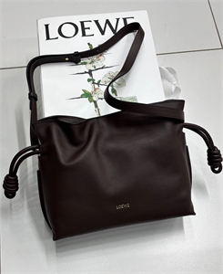 {{productViewItem.photos[photoViewList.activeNavIndex].Alt || productViewItem.photos[photoViewList.activeNavIndex].Description || 'Сумка LOEWE'}}