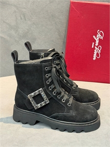 {{productViewItem.photos[photoViewList.activeNavIndex].Alt || productViewItem.photos[photoViewList.activeNavIndex].Description || 'Ботинки ROGER VIVIER'}}