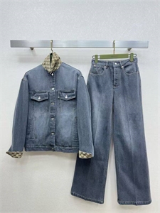 {{productViewItem.photos[photoViewList.activeNavIndex].Alt || productViewItem.photos[photoViewList.activeNavIndex].Description || 'Костюм GUCCI'}}