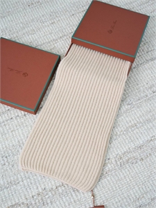 {{productViewItem.photos[photoViewList.activeNavIndex].Alt || productViewItem.photos[photoViewList.activeNavIndex].Description || 'шарф LP'}}