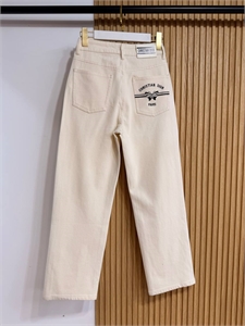 {{productViewItem.photos[photoViewList.activeNavIndex].Alt || productViewItem.photos[photoViewList.activeNavIndex].Description || 'Джинсы DIOR'}}