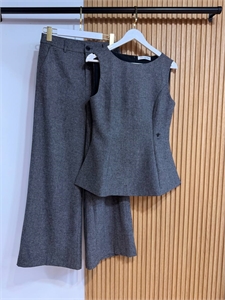 {{productViewItem.photos[photoViewList.activeNavIndex].Alt || productViewItem.photos[photoViewList.activeNavIndex].Description || 'Костюм DIOR'}}