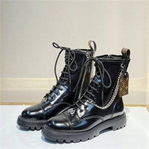 {{productViewItem.photos[photoViewList.activeNavIndex].Alt || productViewItem.photos[photoViewList.activeNavIndex].Description || 'Ботинки LOUIS VUITTON'}}