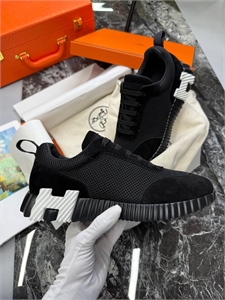 {{productViewItem.photos[photoViewList.activeNavIndex].Alt || productViewItem.photos[photoViewList.activeNavIndex].Description || 'Кроссовки HERMES'}}