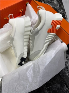 {{productViewItem.photos[photoViewList.activeNavIndex].Alt || productViewItem.photos[photoViewList.activeNavIndex].Description || 'Кроссовки HERMES'}}