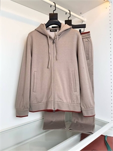 {{productViewItem.photos[photoViewList.activeNavIndex].Alt || productViewItem.photos[photoViewList.activeNavIndex].Description || 'Спортивный костюм LP'}}