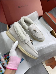 {{productViewItem.photos[photoViewList.activeNavIndex].Alt || productViewItem.photos[photoViewList.activeNavIndex].Description || 'Лоферы LORO PIANA'}}