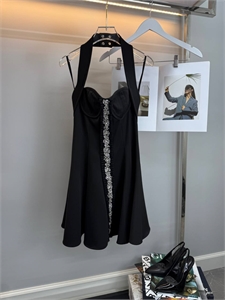 {{productViewItem.photos[photoViewList.activeNavIndex].Alt || productViewItem.photos[photoViewList.activeNavIndex].Description || 'Платье BALMAIN'}}