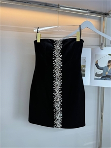 {{productViewItem.photos[photoViewList.activeNavIndex].Alt || productViewItem.photos[photoViewList.activeNavIndex].Description || 'Платье BALMAIN'}}