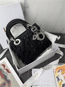 {{productViewItem.photos[photoViewList.activeNavIndex].Alt || productViewItem.photos[photoViewList.activeNavIndex].Description || 'Сумка DIOR'}}