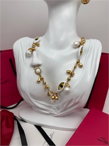 {{productViewItem.photos[photoViewList.activeNavIndex].Alt || productViewItem.photos[photoViewList.activeNavIndex].Description || 'Колье Schiaparelli'}}