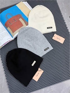 {{productViewItem.photos[photoViewList.activeNavIndex].Alt || productViewItem.photos[photoViewList.activeNavIndex].Description || 'Шапка MIU MIU'}}